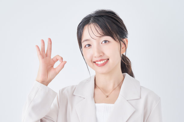 一个年轻的女人在做“OK”的手势图片下载