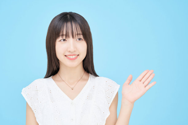 一位年轻女子做了一个介绍的手势图片下载