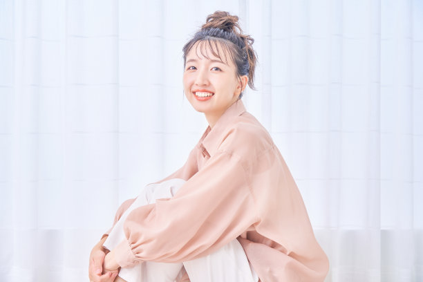 年轻女子在明亮的房间里放松图片下载