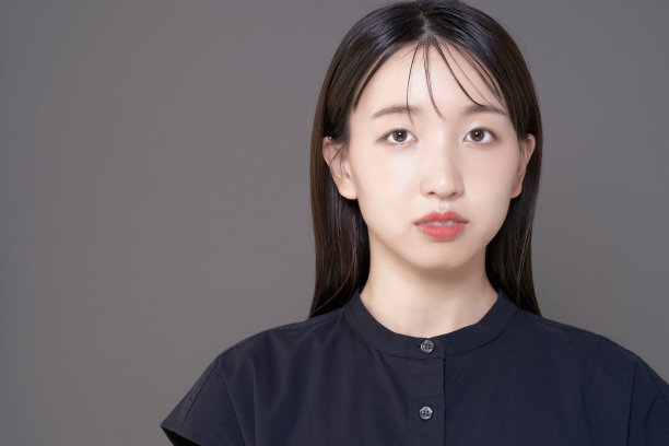 年轻女子化妆和灰色背景图片下载