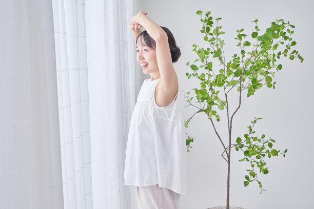 一个深吸一口气的女人图片下载