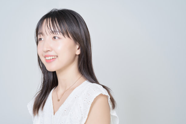 年轻女子的肖像和白色背景图片下载