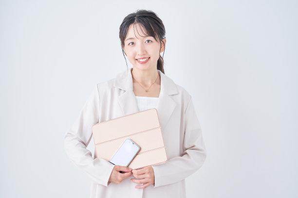 穿着休闲夹克的年轻女子图片下载