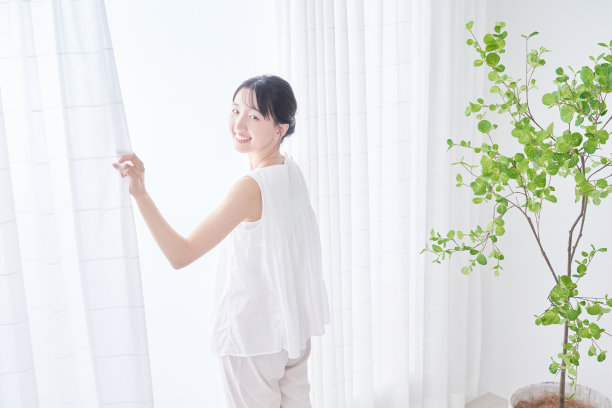 一个深吸一口气的女人图片下载