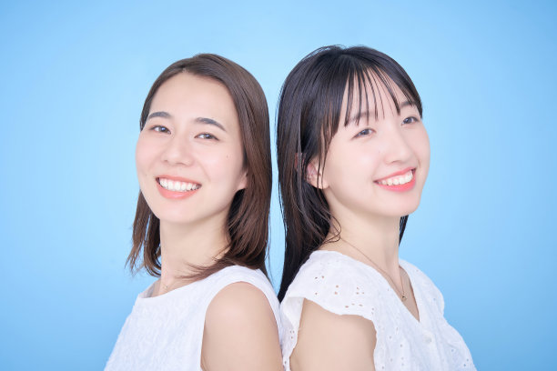 两个穿白衣的女人图片下载