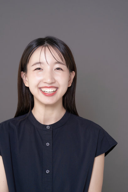 年轻女子化妆和灰色背景图片下载