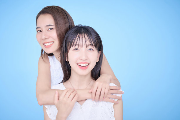 两个穿白衣的女人图片下载