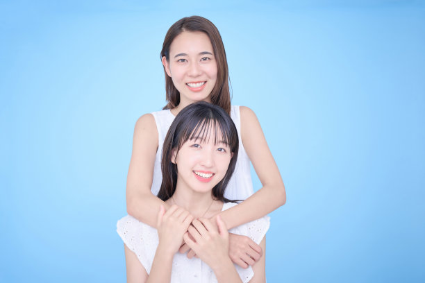 两个穿白衣的女人图片下载