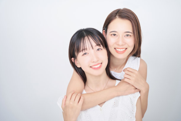 两个穿着白色无袖衣服的女人图片下载