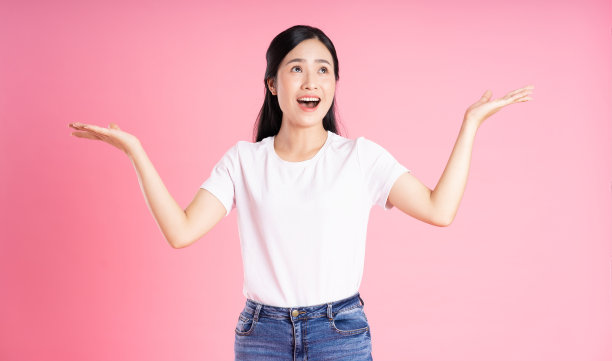 美丽的亚洲女孩肖像，孤立的粉红色背景图片下载