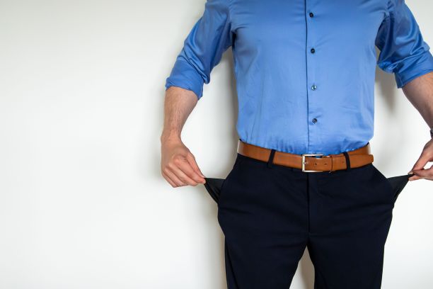 穿着正装的男子正在清空裤子口袋图片下载