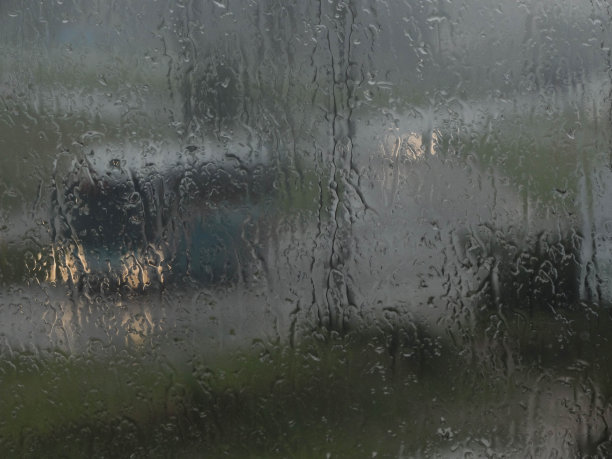 雨点落在玻璃街道上图片下载