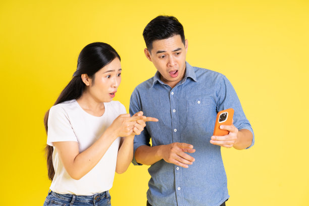 亚洲夫妇在黄色背景上摆姿势的图片图片下载