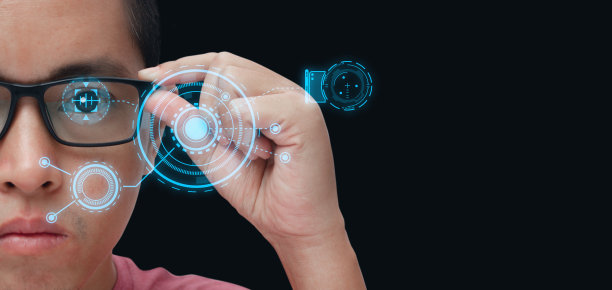 男子戴眼镜与虚拟屏幕的未来技术。图片下载