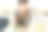 一位年轻迷人的女士在厨房里吃着绿色健康的沙拉，用笔记本电脑工作。图片下载