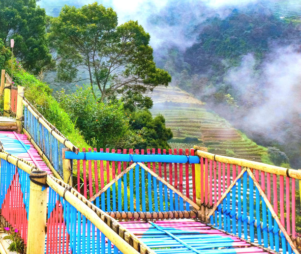 彩虹竹桥在山区。图片下载