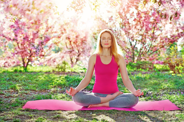嬉戏的女人在公园里放松和冥想图片下载
