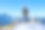 一个徒步旅行者和他的狗在雪山中图片下载