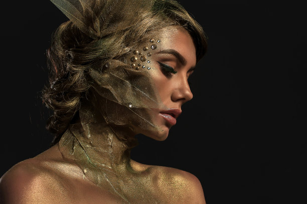 一个美丽的时尚女性的肖像在工作室与森林化妆精灵图片下载