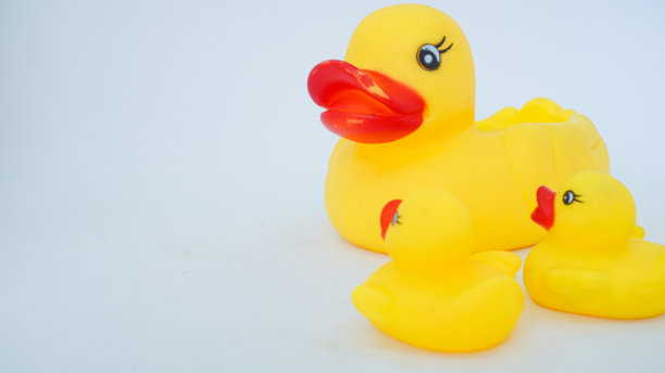 黄色的橡皮鸭孤立在白色的背景上图片下载