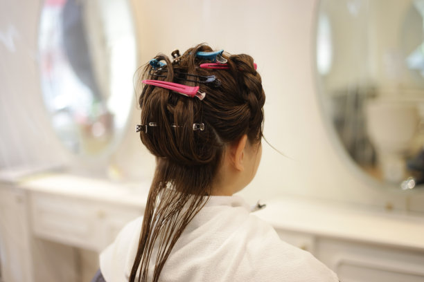 女人用发夹夹住头发图片下载