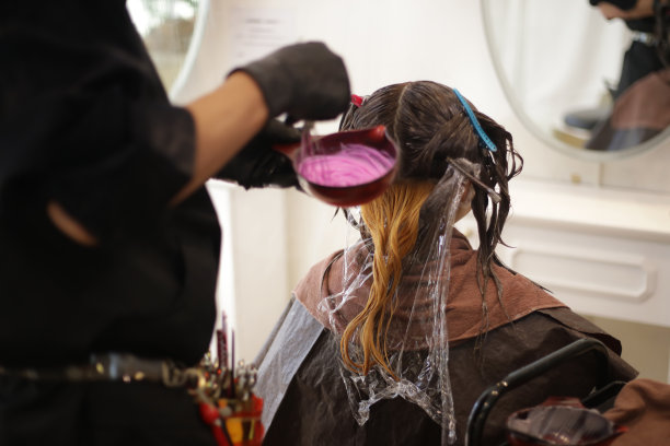 男理发师给女人染头发图片下载