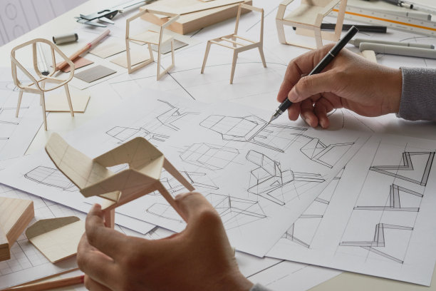 设计师素描图纸设计开发产品方案草稿椅子扶手椅靠背室内家具原型制造生产。设计师工作室概念。图片下载