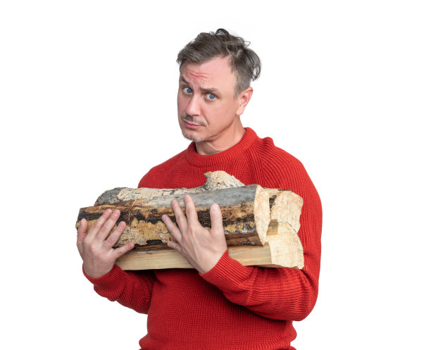 一个穿着红毛衣的悲伤男子，手里拿着柴火，被孤立在白色的背景上图片下载