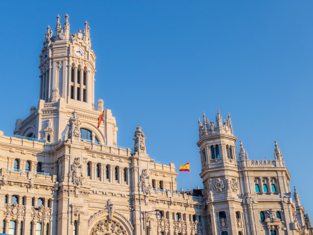 西班牙马德里的街道和巴洛克式建筑是美丽的风景图片下载