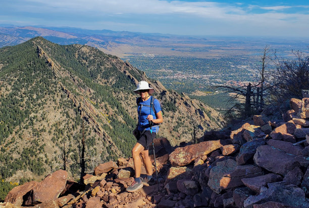 健康的成熟女子在科罗拉多州博尔德徒步旅行。图片下载