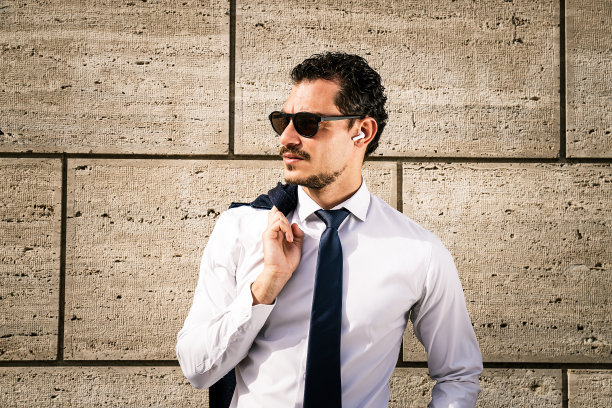 漂亮的商人正在用他的智能手机打商务电话。图片下载