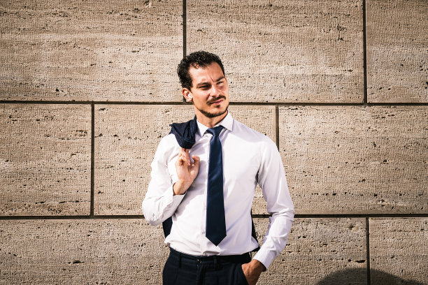 漂亮的商人正在用他的智能手机打商务电话。图片下载