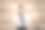 漂亮的商人正在用他的智能手机打商务电话。图片下载