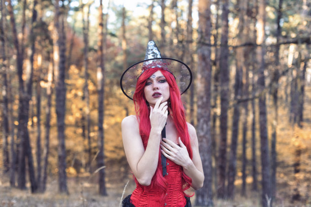 秋天森林里的年轻女巫图片下载