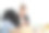 一个年轻的黑人女孩和老师坐在小学的教室里。女老师教她的学生如何用复制空间画画。教育与学术并重，回归学校理念图片下载