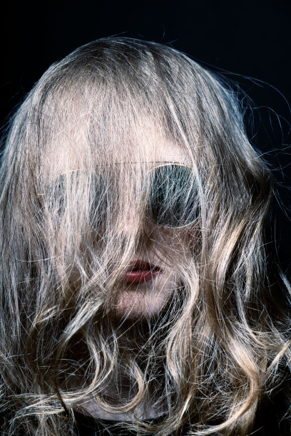 抽象的女性肖像与头发在她的脸上图片下载