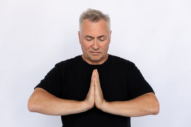 老人双手紧握在一起图片下载