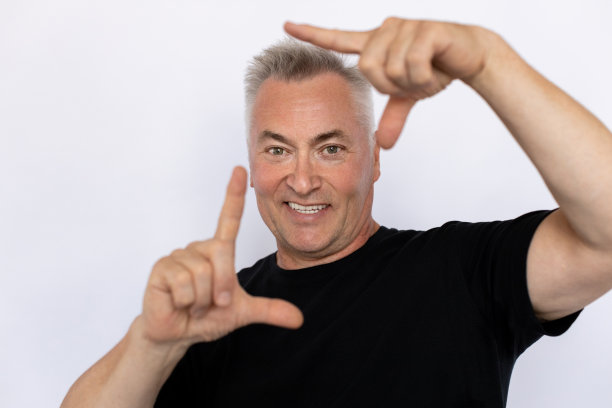 年长男子做手势图片下载