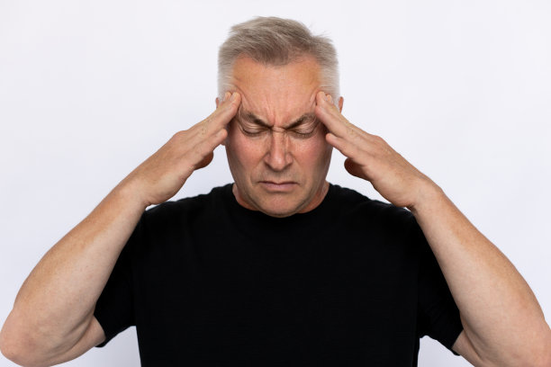 疲惫的老人揉太阳穴的画像图片下载