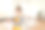 快乐的年轻女子在她的新公寓安装木架子。重复利用材料和可持续生活方式的概念。图片下载