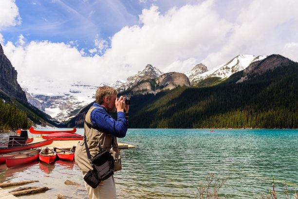 一名男子旅行者正在拍摄路易斯湖的风景图片下载