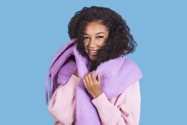 特写照片的漂亮微笑的女士在冬装孤立在青色背景图片下载