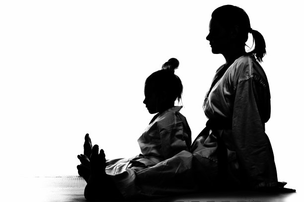 母亲、女儿和武术图片下载