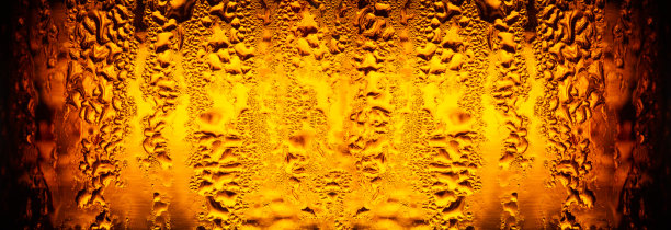 宏观啤酒瓶背景，啤酒背景，水滴背景图片下载