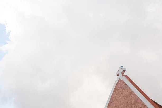 在蓝天背景上孤立的十字架图片下载