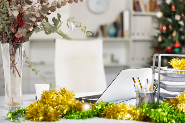 新年办公室的办公桌图片下载