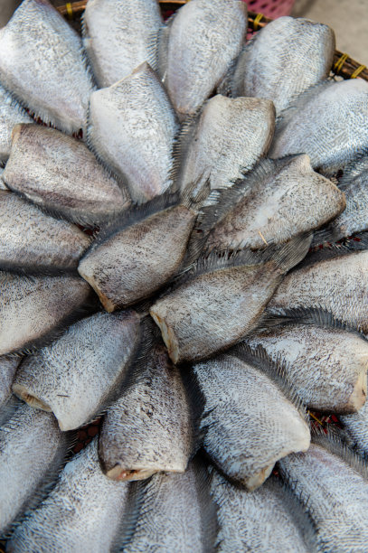 竹篮里的干葫芦。腌制的葫芦菜，有机食品，传统的泰国街头食品，特写和俯视图-照片，泰国食物图片下载