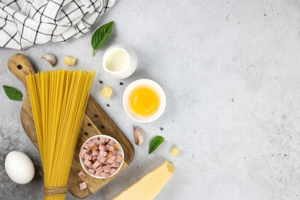 意大利烤面食材。蛋黄，大蒜培根，帕尔马干酪，奶油，新鲜罗勒在灰色背景。图片下载