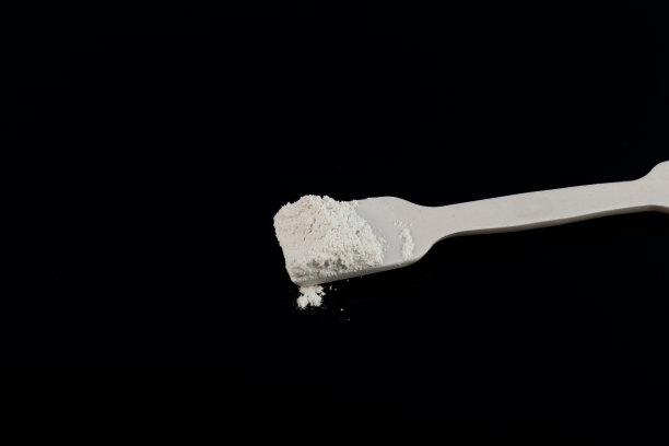 白色的化学粉末。二氧化钛,二氧化钛。食品添加剂E171。二氧化钛用于化妆品和护肤品，二氧化钛用作颜料和增稠剂图片下载