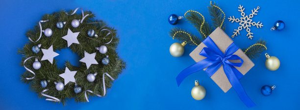 圣诞节的旗帜。蓝色背景的圣诞花环和礼品盒。前视图。副本的空间。图片下载